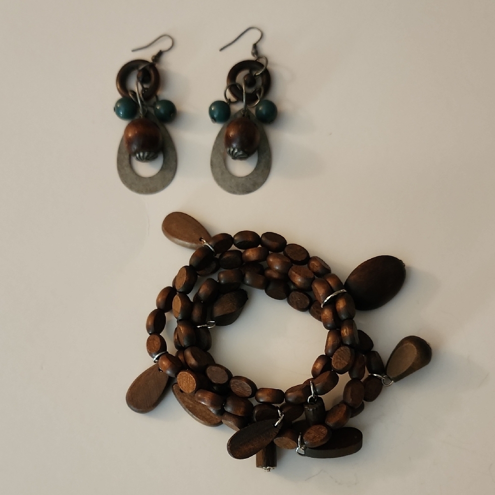 Elegant Wooden Jewelry Set with Teal Accents